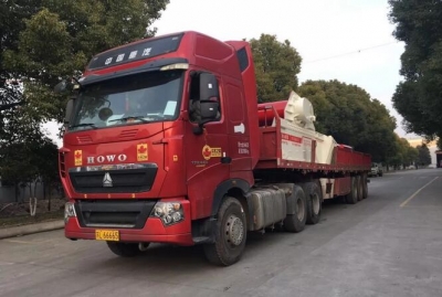 江蘇山寶集團(tuán)ZSW600*180棒條給料機(jī)及PC1618錘式破碎機(jī)裝車發(fā)貨