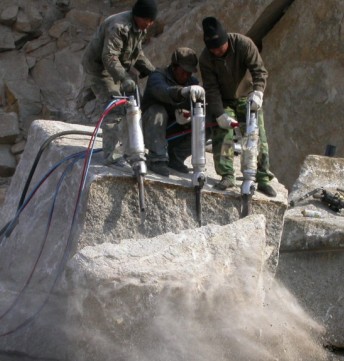 水晶礦無炸藥開采設(shè)備，液壓靜爆機(jī) 