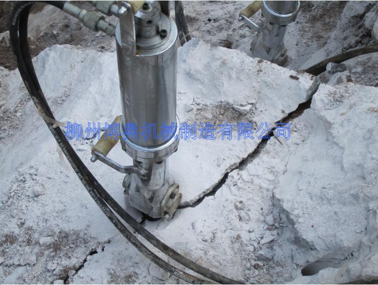 隧道免爆破巖石開挖施工，國內(nèi)較好的液壓巖石劈裂機(jī)，破開石頭產(chǎn)品圖片