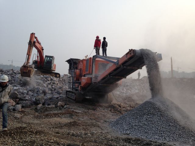 混合AB料破碎-履帶式移動(dòng)破碎機(jī)產(chǎn)品圖片