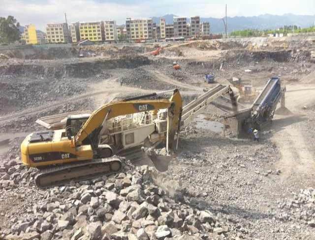 履帶式移動(dòng)破碎篩分生產(chǎn)線