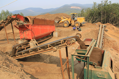 專業(yè)生產(chǎn)湖北礦山磁選設(shè)備，貧鐵礦磁選
