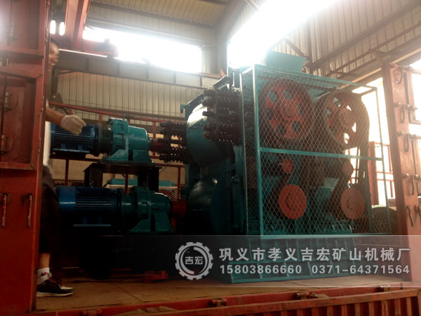 小型四輥破碎機(jī)_吉宏試機(jī)現(xiàn)場壯觀