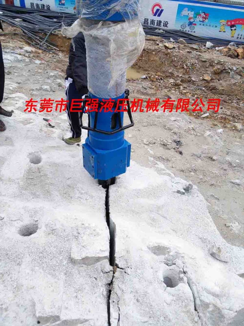 超大型分裂機(jī)破石較重要的是施工效率高   常見免爆破工藝設(shè)備介紹 1：膨脹劑 膨脹劑是一種化學(xué)外加劑，加在水泥中，當(dāng)水泥凝結(jié)硬化時(shí)，隨之體積膨脹，以達(dá)到劈裂巖石的作用。  優(yōu)點(diǎn)：?jiǎn)蝺r(jià)低，前期投入成本不產(chǎn)品圖片