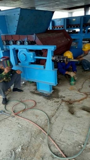 板式給料機(jī)用途之一-給顎式破碎機(jī)喂料產(chǎn)品圖片