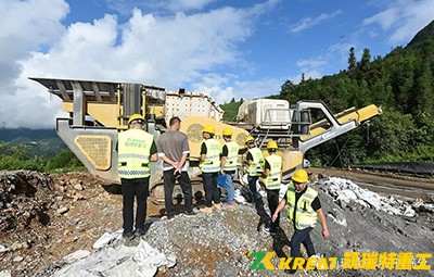 履帶移動錘式破碎設(shè)備產(chǎn)品圖片