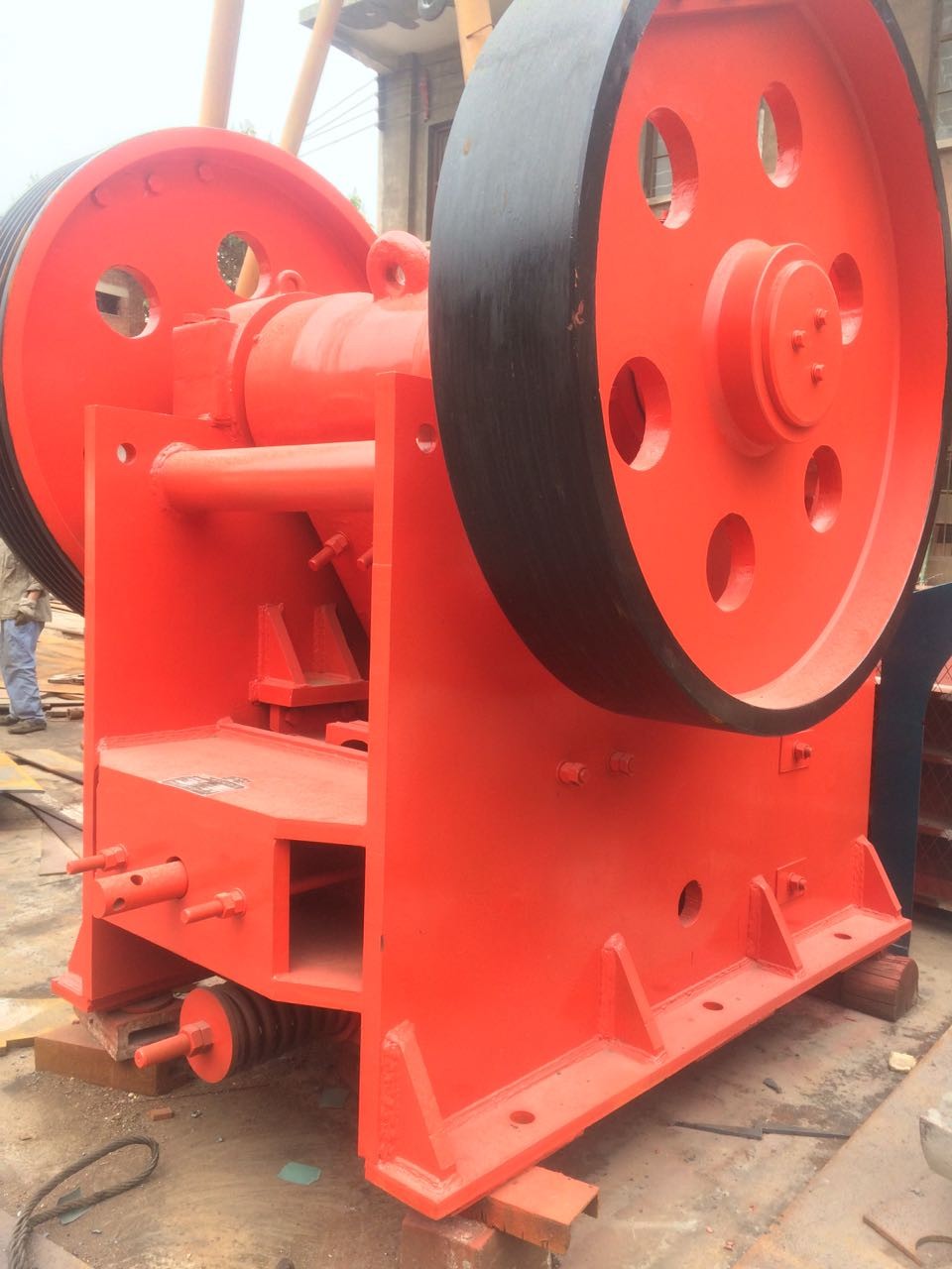 我公司專業(yè)生產(chǎn)69顎式破碎機(jī)