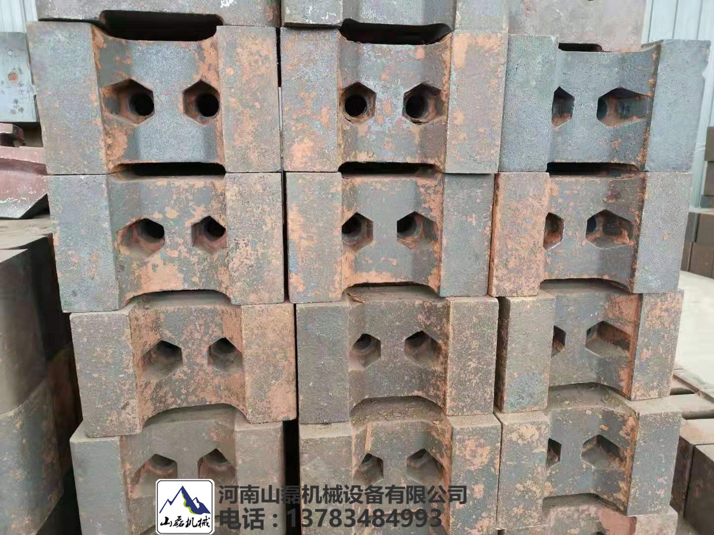 山磊1212巖石液壓板錘制砂機(jī)篩板配