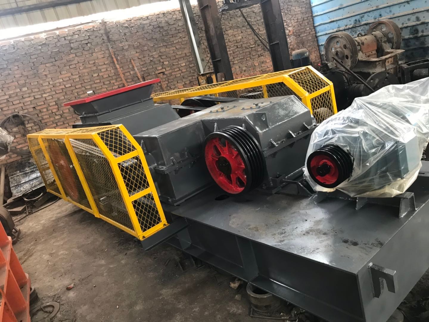 鞏義單電機對輥機2PG600x900 操作簡單產(chǎn)品圖片