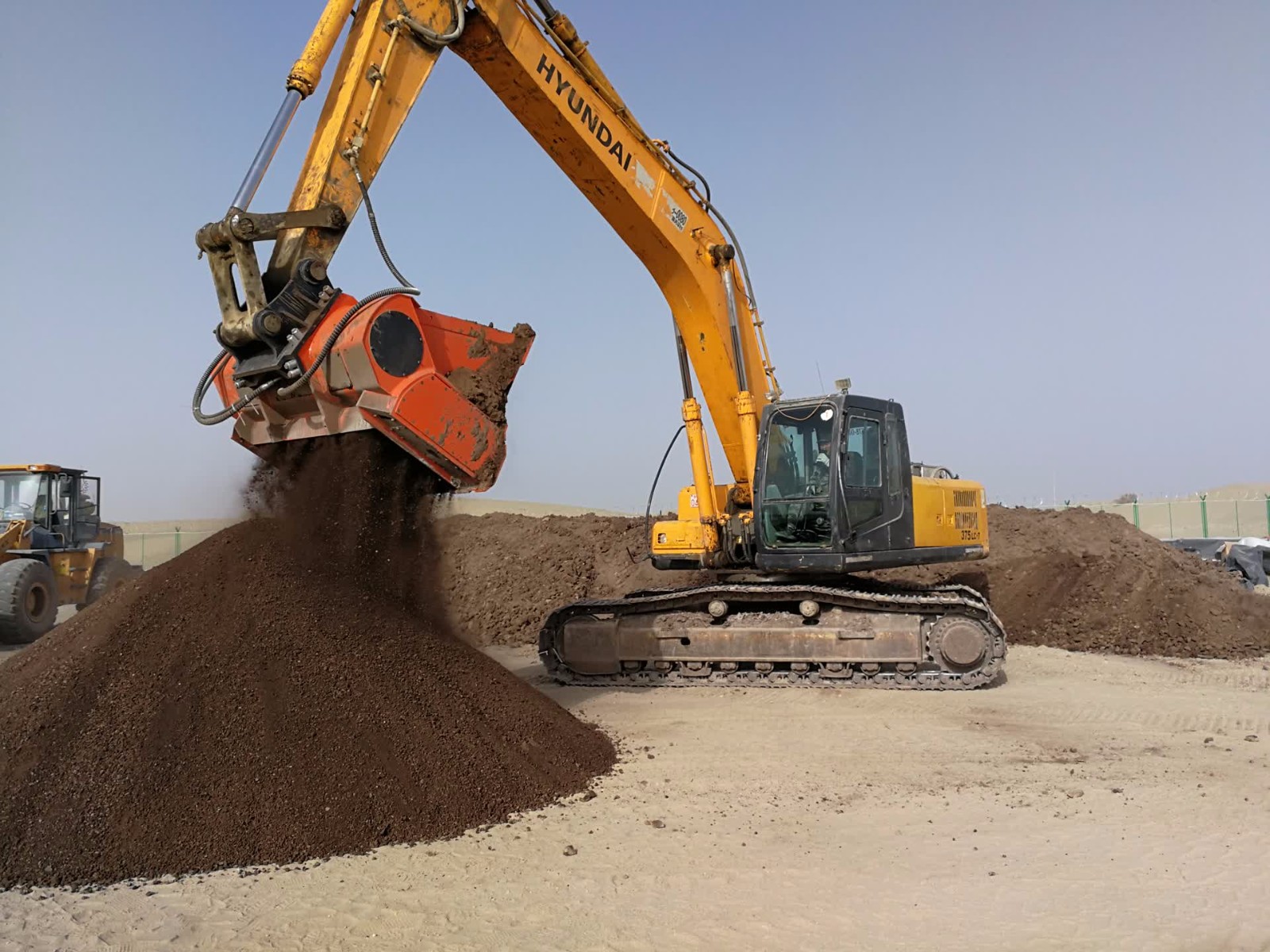 土壤修復(fù)設(shè)備|土壤修復(fù)篩分斗