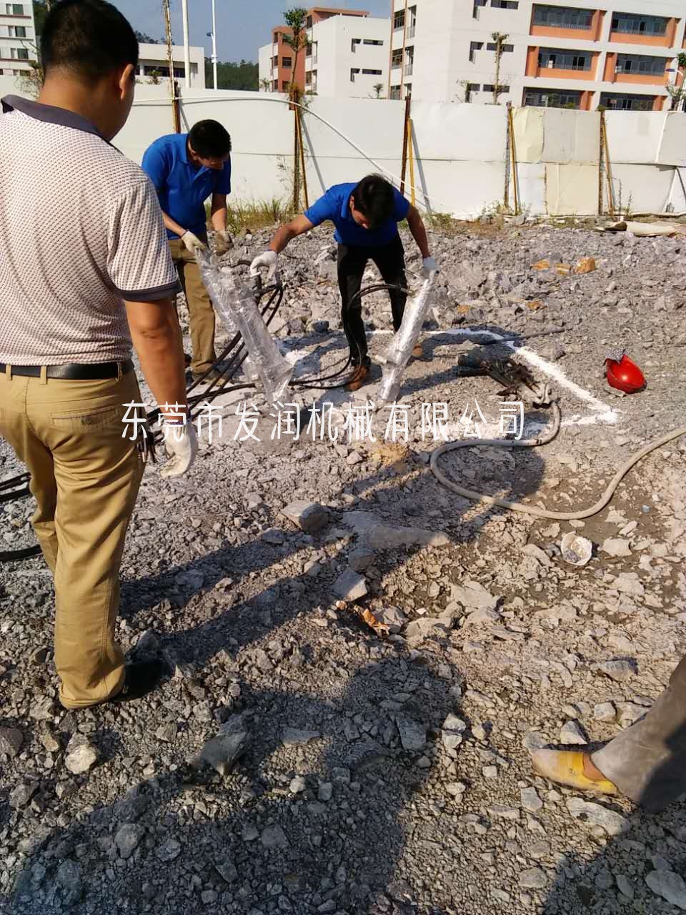  礦山開采劈石機(jī)詳細(xì)參數(shù)