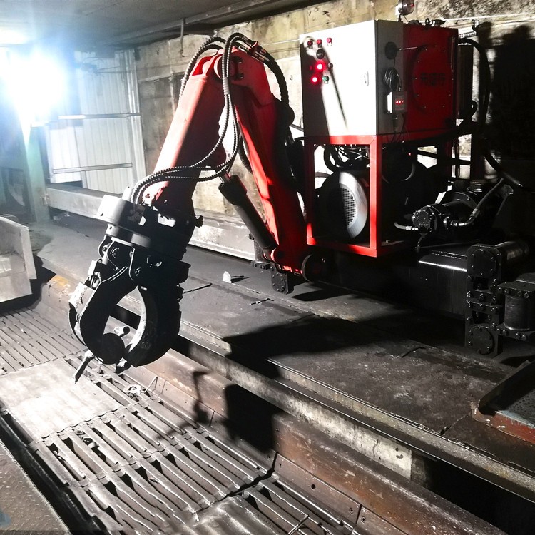 元征行生產(chǎn)礦用料口液壓機(jī)械手