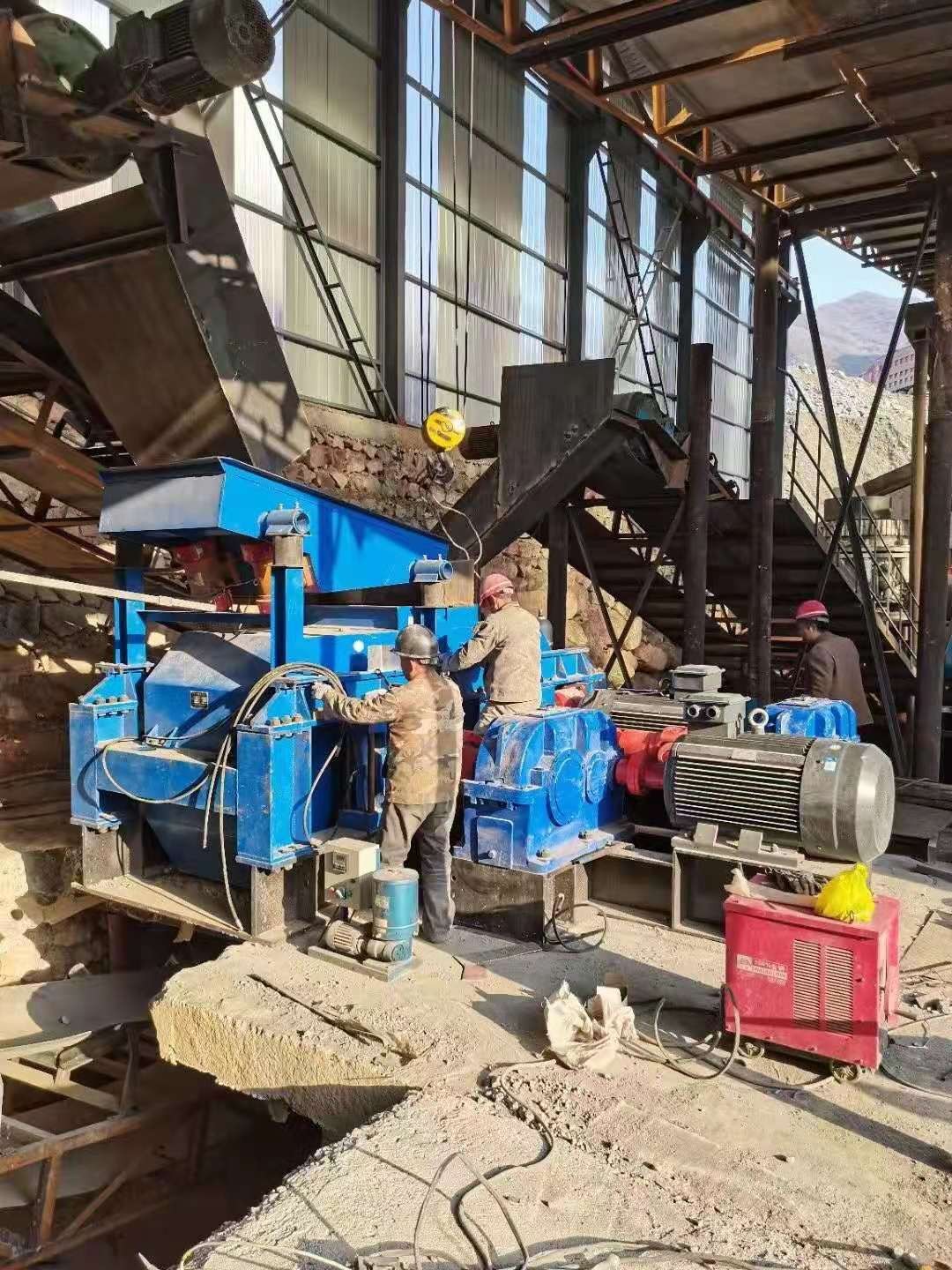 瓜米石對輥制砂機   液壓對輥制砂機廠家