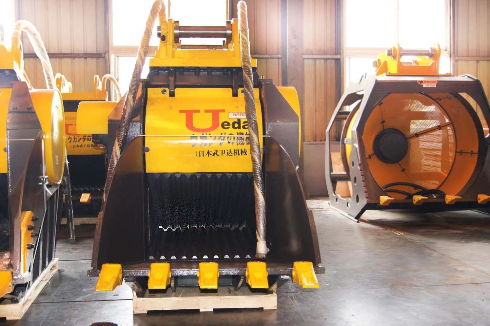 裝在挖掘機上的鄂破  破碎斗  粉碎斗產(chǎn)品圖片