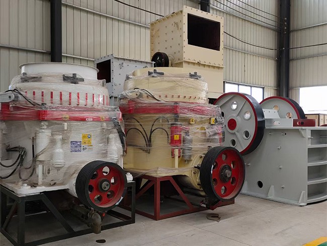 云南諾創(chuàng)機(jī)械多缸液壓圓錐破碎機(jī)