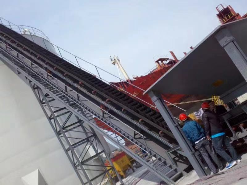 陜西擋邊輸送機(jī) 傾斜輸送機(jī) 爬坡輸送機(jī)輸送帶 提供安裝