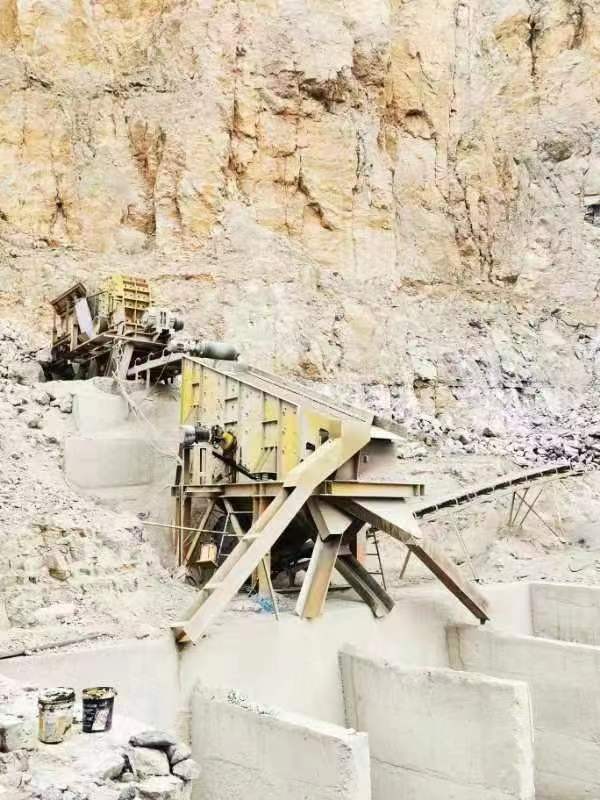 二手日產(chǎn)1500噸半移動石子生產(chǎn)線石料破碎機制砂機出售