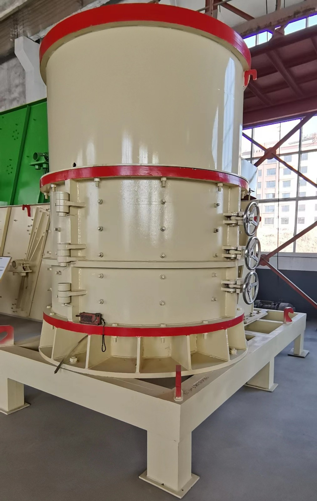 立式復(fù)合式破碎機工作原理   鵝卵石制砂機