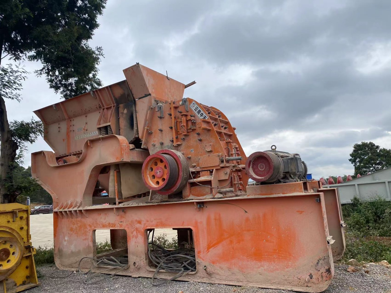 二手半移動時產(chǎn)150噸石子生產(chǎn)線石料破碎機23萬處理