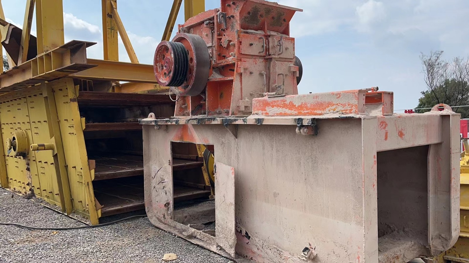 二手半移動時產(chǎn)50噸制砂生產(chǎn)線制砂機(jī)打砂機(jī)帶110電機(jī)處理處理7萬