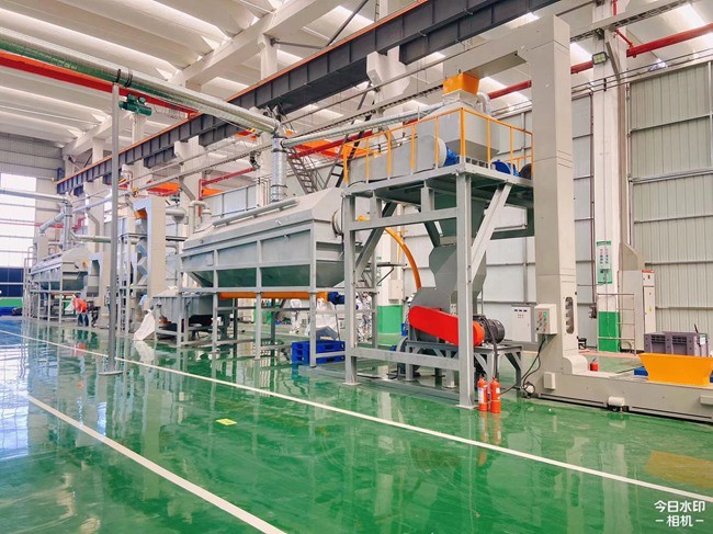 廢舊鋰電池破碎回收設(shè)備，鋰電池拆解分離設(shè)備產(chǎn)品圖片