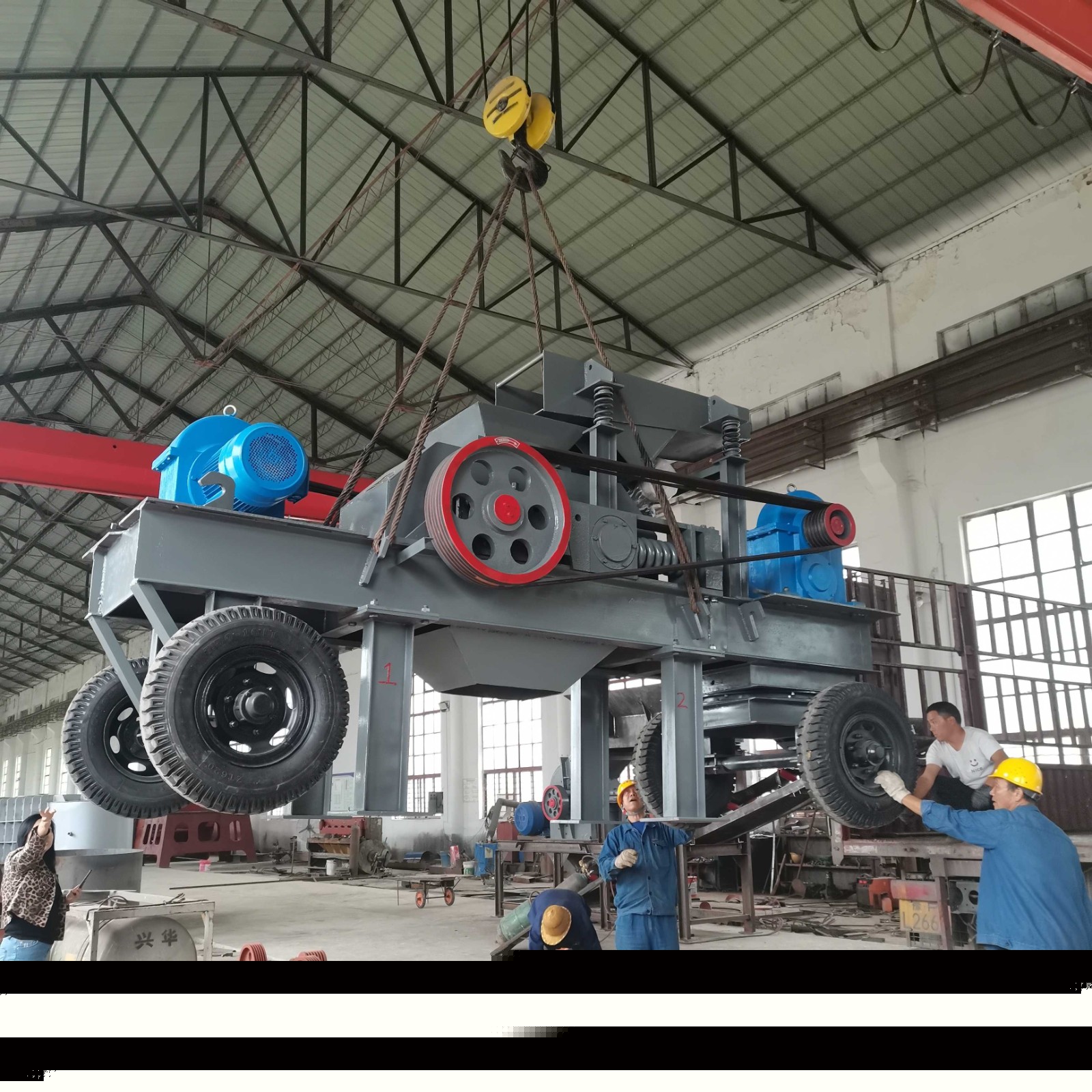 液壓對輥式輪胎移動破碎站產(chǎn)品圖片