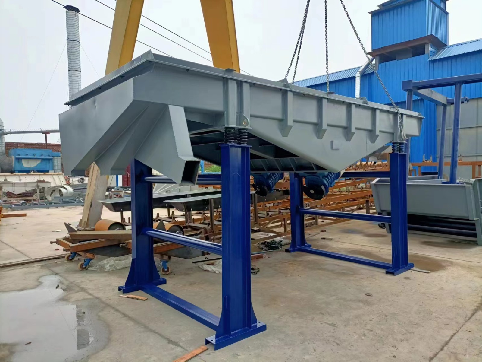 陶瓷行業(yè)中干式粉狀輕型直線振動(dòng)篩產(chǎn)品圖片