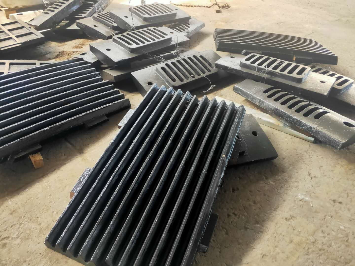 破碎高錳鋼齒板 礦山碎石機(jī)合金配件 抗沖擊耐磨
