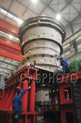 國內最大液壓旋回式破碎機在洛陽制造成功