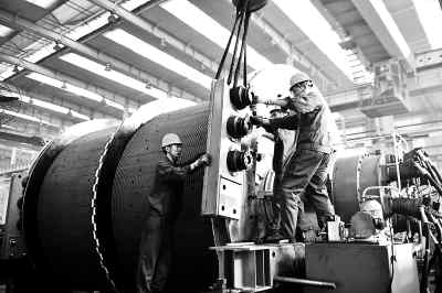 中信重工新型的國內最大的2JKYB-Ф3.5M&times;2.1J液壓防爆提升機正在進行出廠前的最后調試