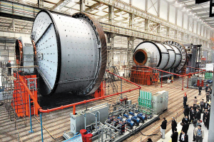 昨日，在100多名國內外知名企業代表的關注下，國內最大規格的半自磨機和球磨機，在中信重工成功試車并交付用戶。