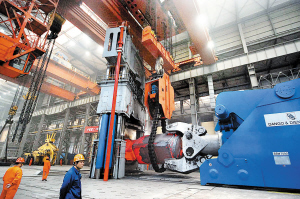 中信重工1.85萬噸自由鍛造油壓機組鍛造重達438噸的支撐輥，標志著我國大型自由鍛件的鍛造能力達到世界先進水平。