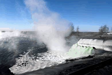 利用生物堆浸法，從礦石中將鎳分離出來，產生翠綠色液體。