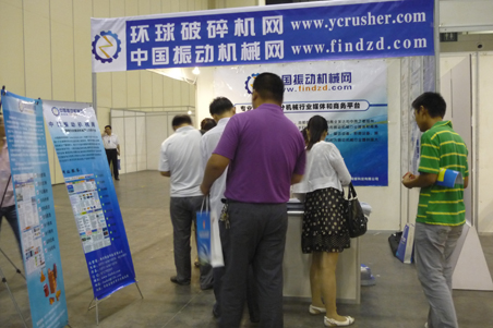 來環球破碎機網展臺咨詢的人群1