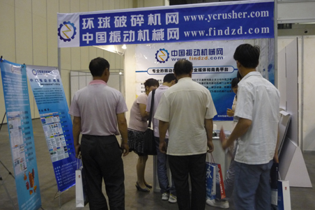 來環球破碎機網展臺咨詢的人群2