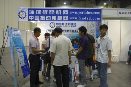 來環球破碎機網展臺咨詢的人群3