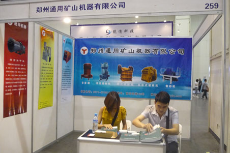 參展人員在整理企業資料