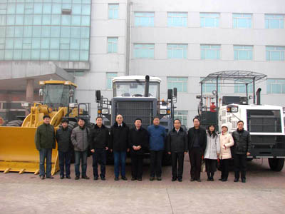 鑒定山東德工&ldquo;PSJ230水泥路面破碎機(jī)&rdquo;項(xiàng)目的專家合影