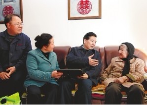 秦光榮在麒麟?yún)^(qū)云南機(jī)器二廠走訪慰問困難企業(yè)職工