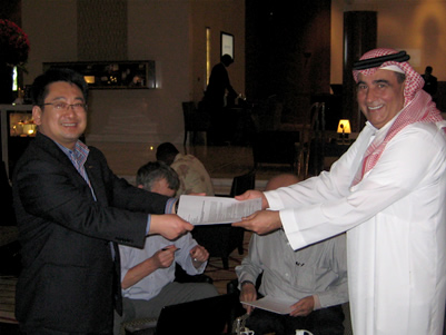 中材節能副總裁葛立武、奈季蘭水泥有限公司董事長Mr. Mohamed Aballala先生在協議書上簽字