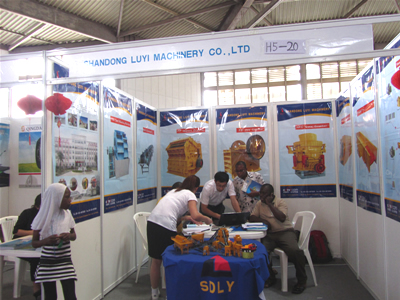 公司參展人員熱情跟客戶講解溝通