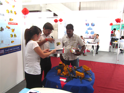 公司參展人員熱情跟客戶講解溝通