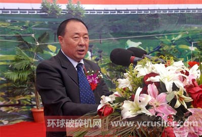 青松集團董事長甘軍在動工儀式上講話