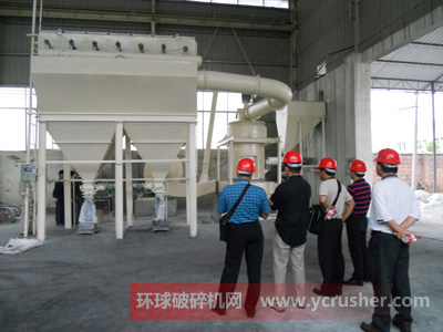 國外客戶到桂林鴻程礦山試運超細粉磨粉機