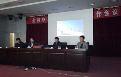 驚天液壓副總經(jīng)理張?zhí)ㄓ叶┰跁舷虼蠹医榻B了固定式液壓破碎機