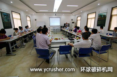 瑞林專家一行與南昌礦機在會議室交流