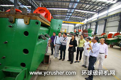 南昌礦機副總陪同瑞林專家一行參觀破碎機生產線