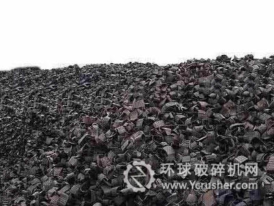 經(jīng)過破碎機(jī)破碎后的廢輪胎碎片