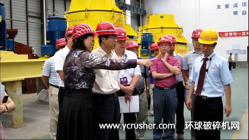 省科技廳領(lǐng)導(dǎo)向張司長介紹成智重工破碎機(jī)設(shè)備應(yīng)用情況