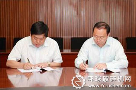 山寶破碎機總裁張勇(右一)與客戶簽約